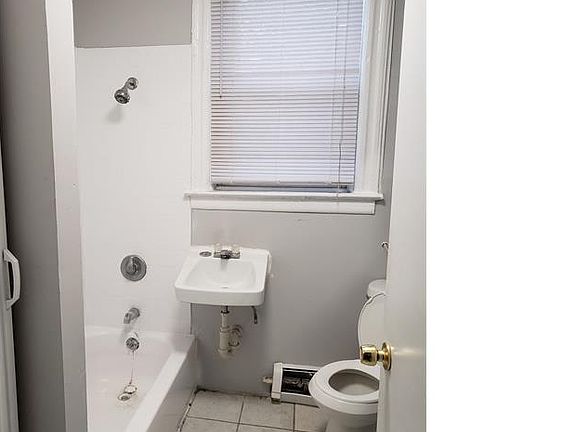 2nd image of 70 Eaton Pl #5