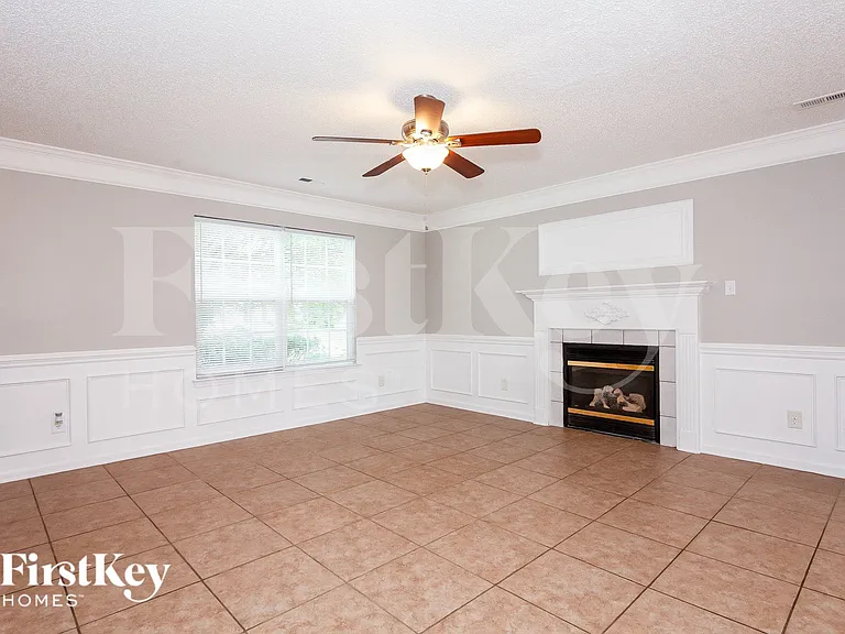 2422 Fairstone Ave — Photo 2