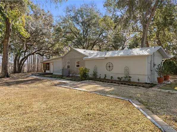 9193 S Great Oaks Dr, Floral City, FL 34436