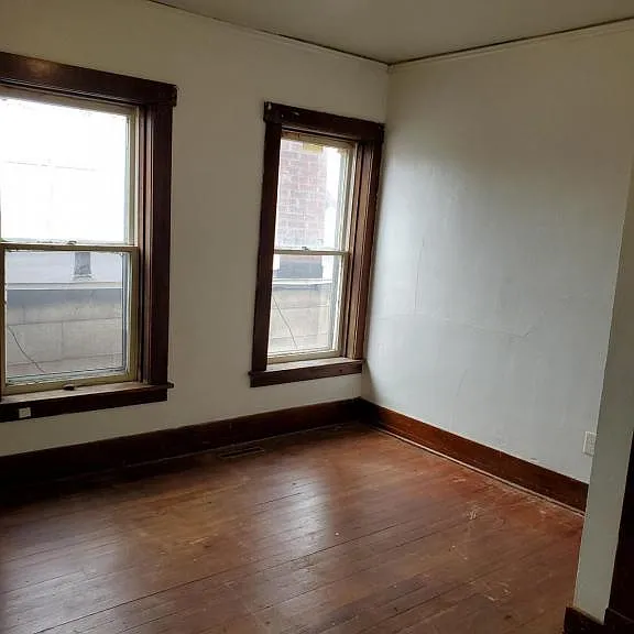 303 1/2 W High St #6 — Photo 3