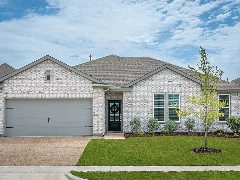 4104 Mockingbird Ln — Photo 1