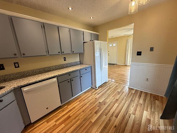 5th image of 382 Hadleigh Ln