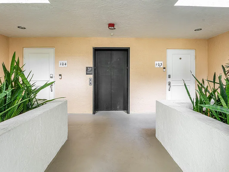 309 E Ocean Ave #103 — Photo 42