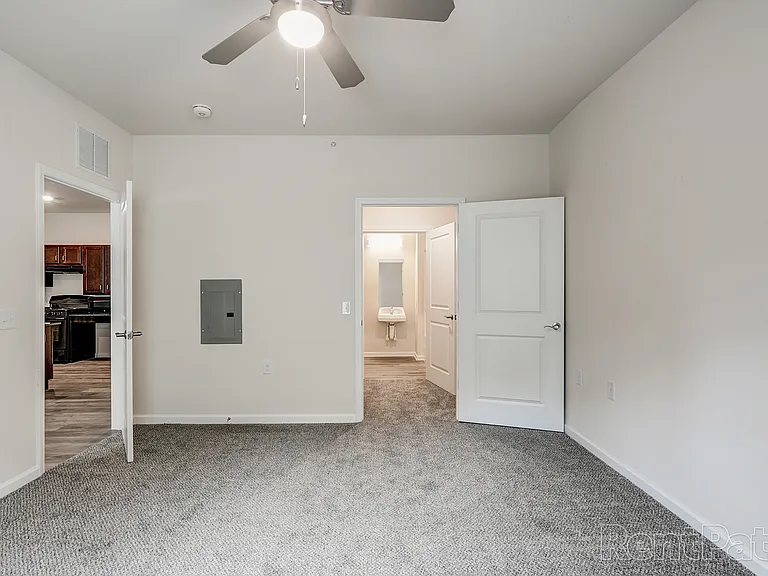 Hummingbird Hill Apartments — Photo 8