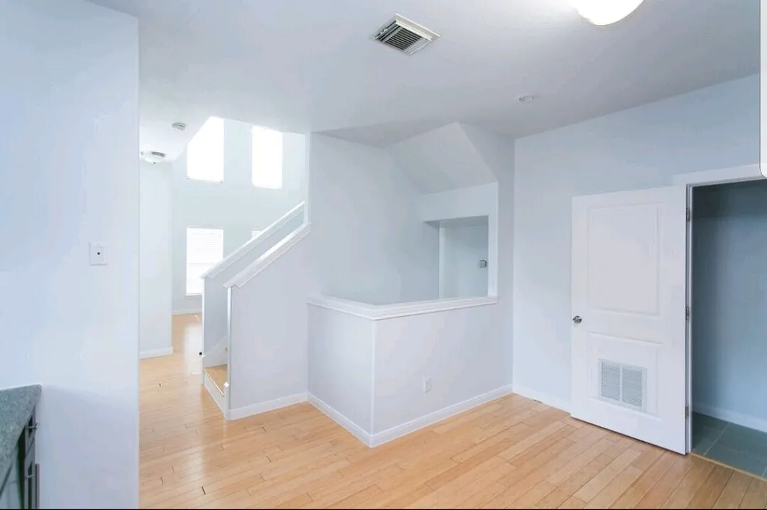 2 bed, 2.5 bath, 1400 sqft, $2,200 — Photo 2