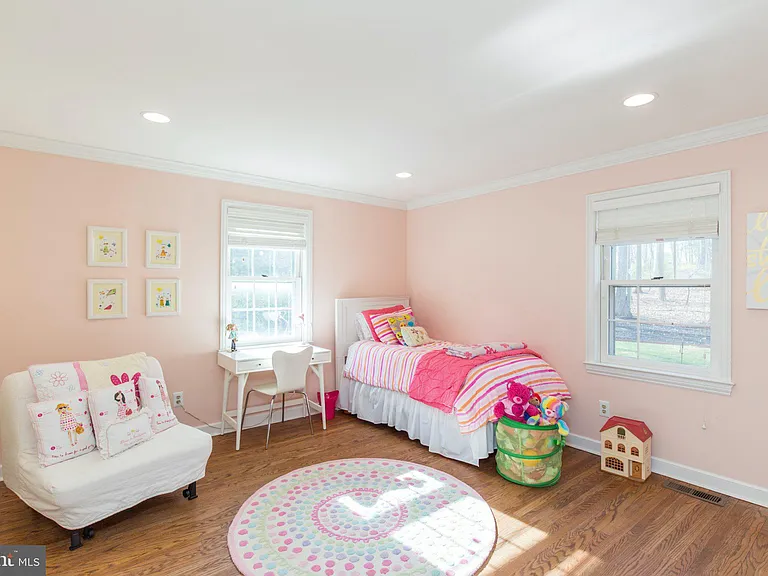 101 Woods Ln — Photo 28