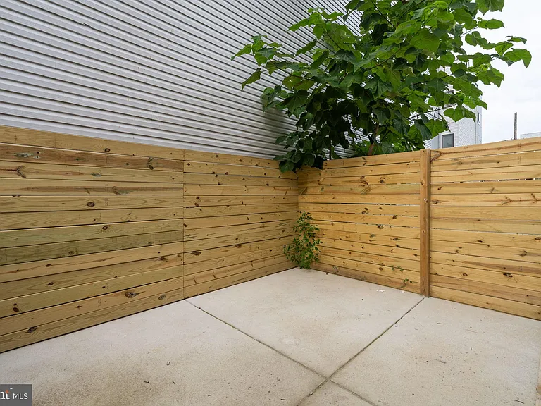528 W Berks St #1 — Photo 17