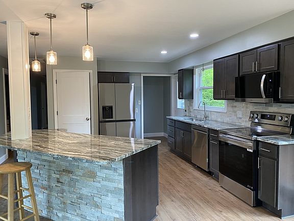 3rd image of 1303 Columbus Cir S