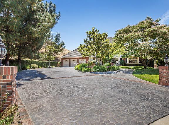 Long private driveway