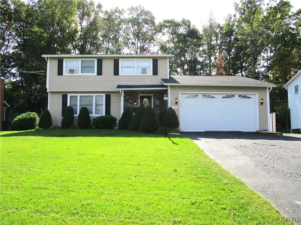 4950 Darien Dr, Liverpool, NY 13088