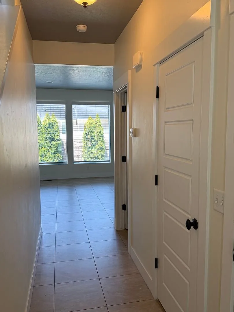 Beautiful Spacious Murray Townhome Prime Location — Photo 4