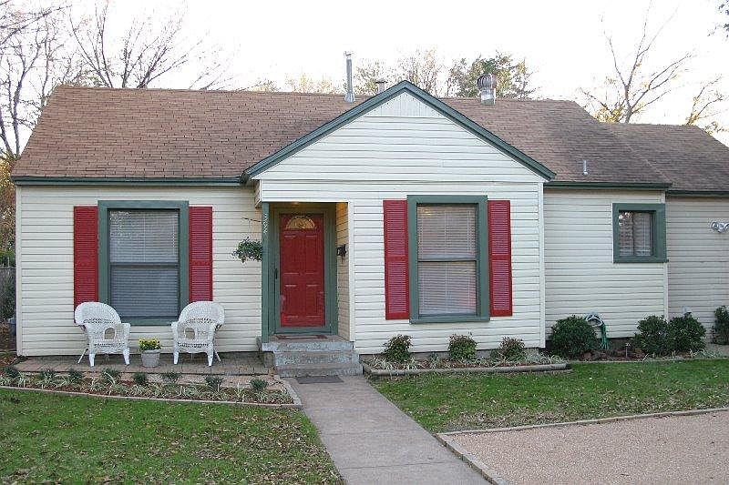 Cottage in Million $ Neighborhood
