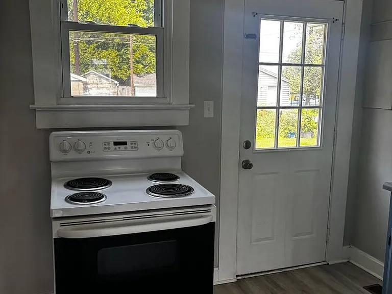 422 Wedeking Ave — Photo 5