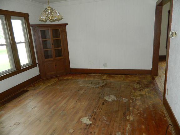 3rd image of 423 Center Ave