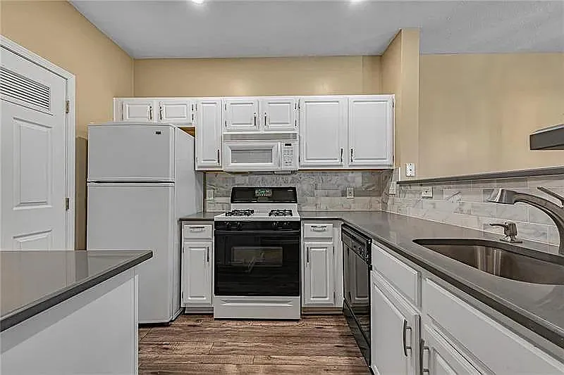 2 bed, 1200 sqft, $2,250 — Photo 3