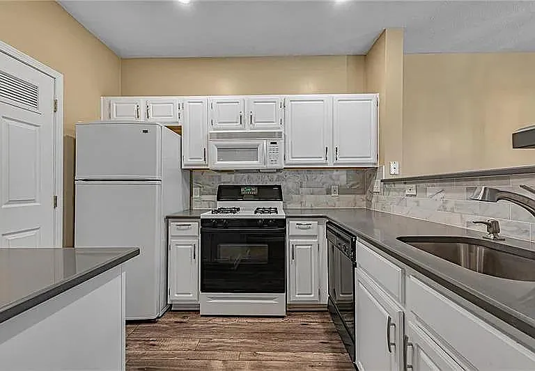 633 Eagle Pointe Dr #633 — Photo 3