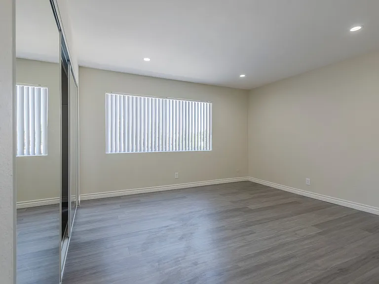 11701 Oxnard St — Photo 11