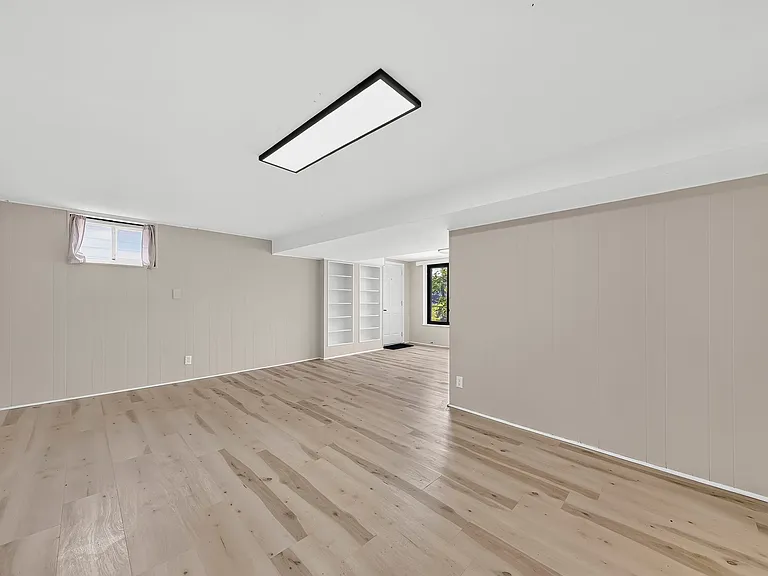 437 Warfield Ave — Photo 30