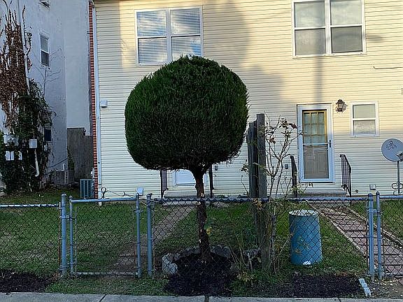 3rd image of 718 E 7th St