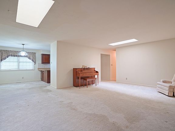 5th image of 451 Zimmer Dr