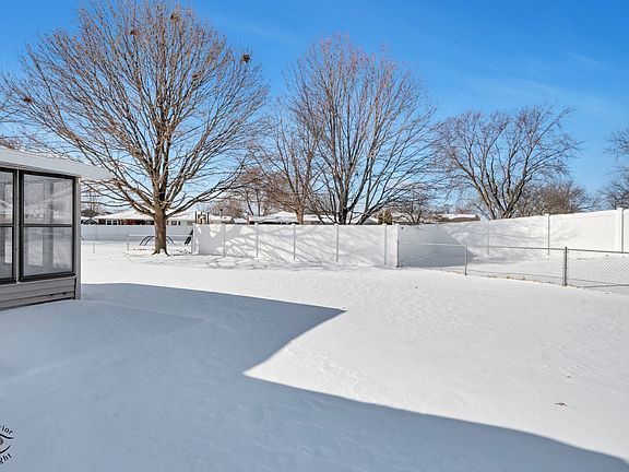 3rd image of 817 Stonewall Dr
