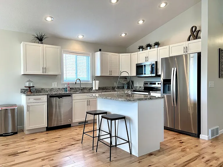 820 Sienna St — Photo 2