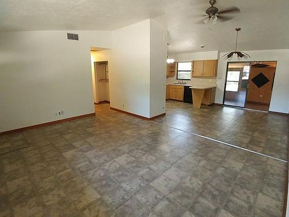 3rd image of 390 N Marydell Ave