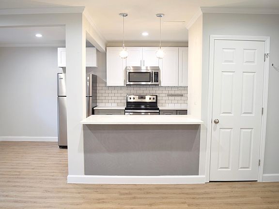 4th image of 807 W 40th St APT 2