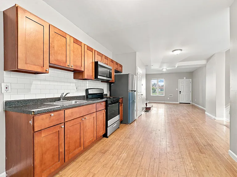 1551 N Allison St — Photo 7