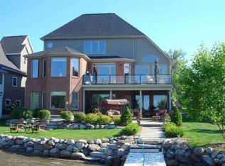 2402 Cranewood Dr, Fenton, MI 48430