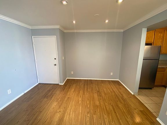 5th image of 5325 Newcastle Ave Unit 212