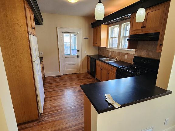 2nd image of 168 Elm St Floor 1