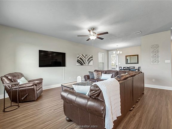 4th image of 2401 Chinook Way
