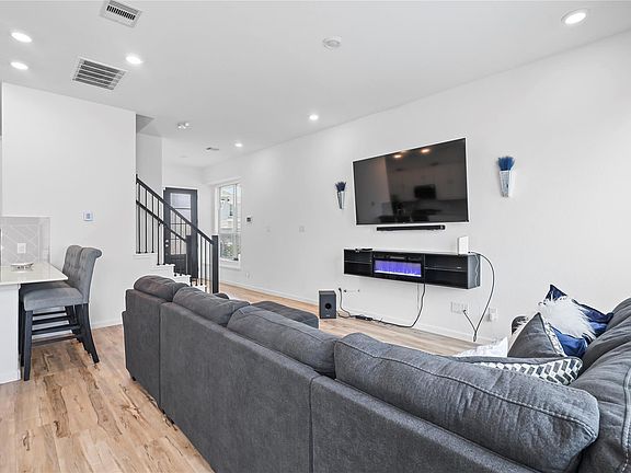 5th image of 4050 Champlain Way