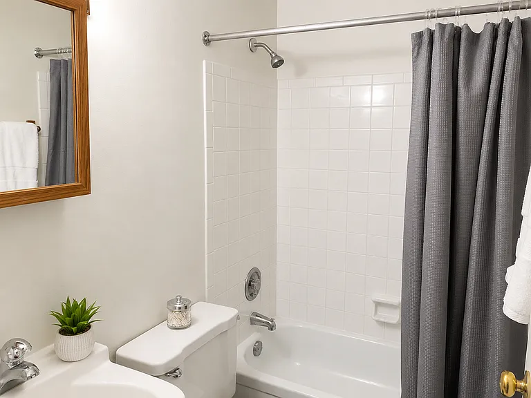 MAY RENT FREE - Sign on this Studio today! — Photo 6