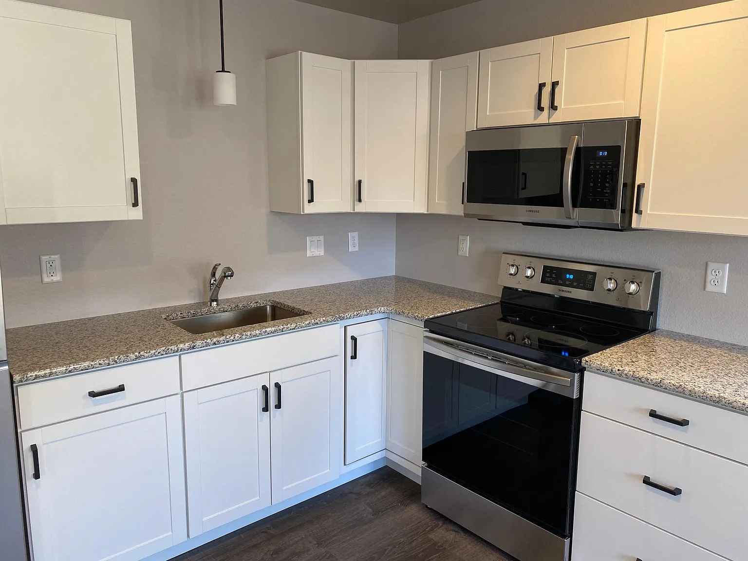 1 bed, 450 sqft, $1,300 — Photo 3