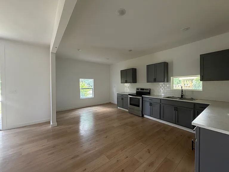 1230 E Davis Ave — Photo 3