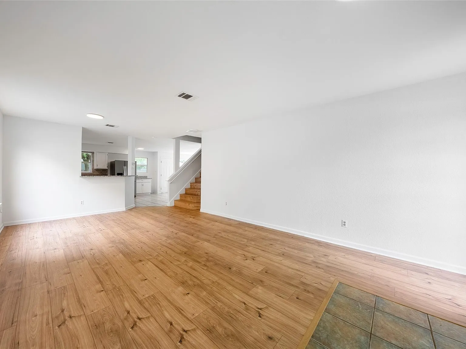 4 bed, 2.5 bath, 2512 sqft, $2,200 — Photo 4