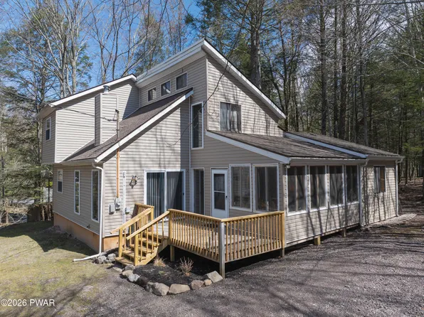 1044 Red Hawk Dr, Lake Ariel, PA 18436