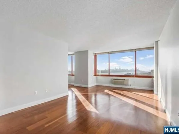 100 Old Palisade Rd, Fort Lee, NJ 07024