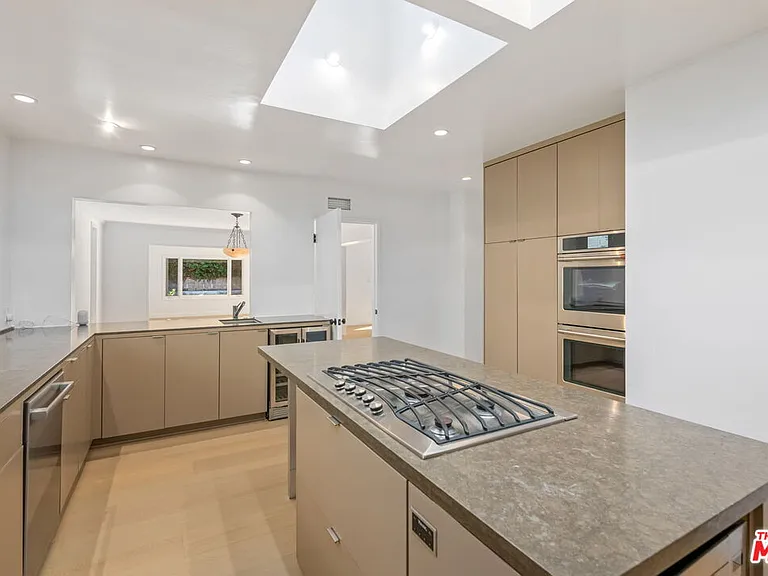 1836 N Doheny Dr — Photo 21