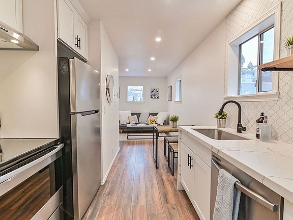 3rd image of 823 Nob Hill Ave N #4