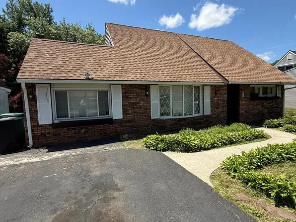 99 Kingwood Ln, Levittown, PA 19055