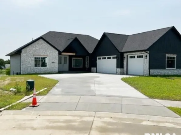 2011 E 59th Ct, Davenport, IA 52807