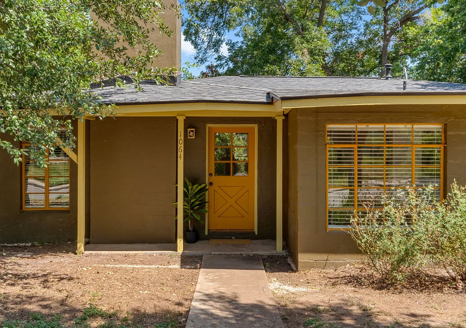 Single Family Home on Sycamore — Photo 2