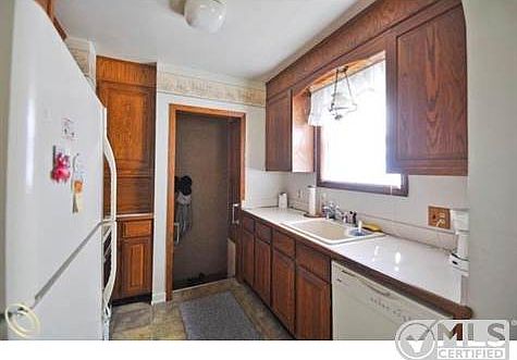 2-Kitchen.JPG