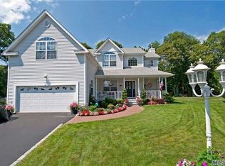 28 Ridge Ct, Hauppauge, NY 11788