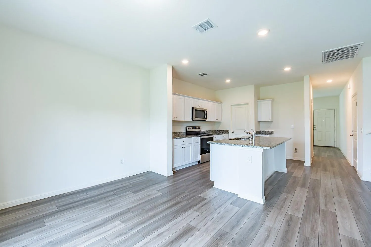 4 bed, 2.5 bath, 2348 sqft, $2,000 — Photo 3