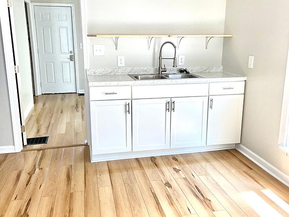 4th image of 913 Kent Ln