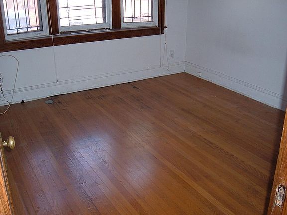 5th image of 646 W Oakdale Ave